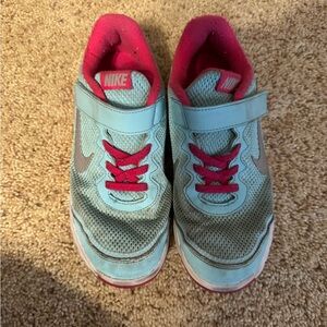 Girls baby blue Nike shoes 👟